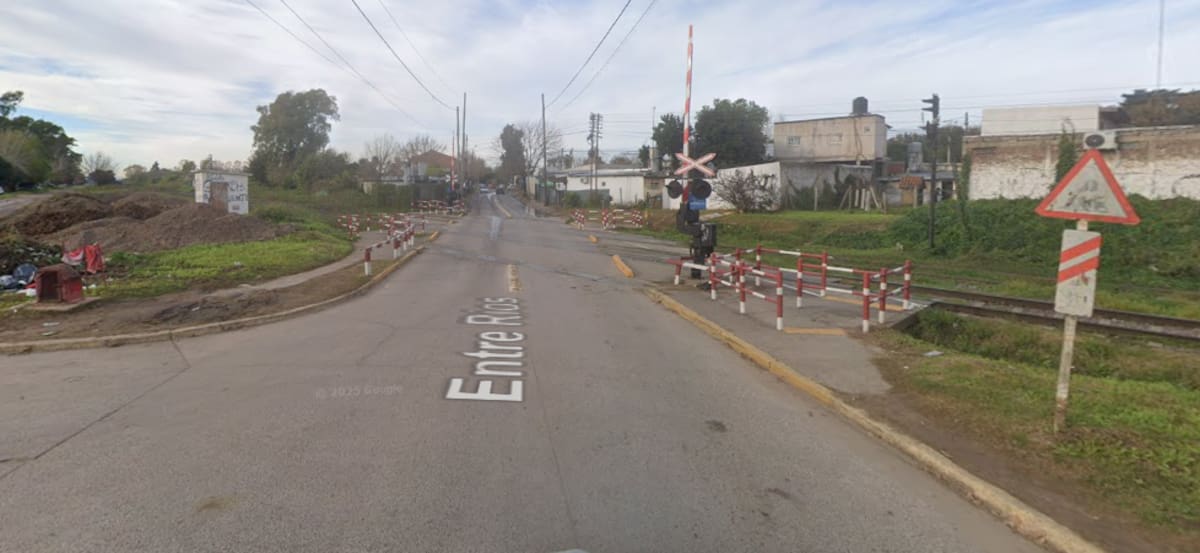 El cruce que fue cerrado por obras en el tren San Martín en Pilar.