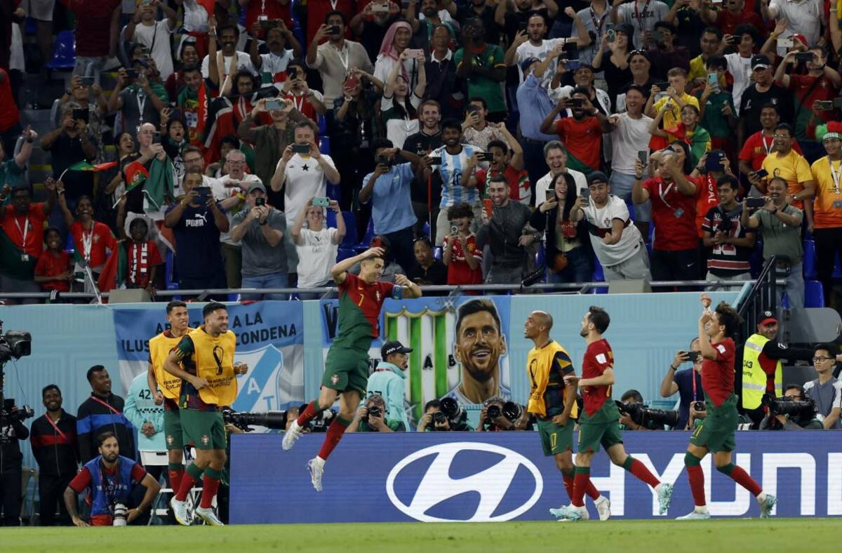 El curioso festejo de Cristiano Ronaldo con Messi detrás. Foto: Reuters.