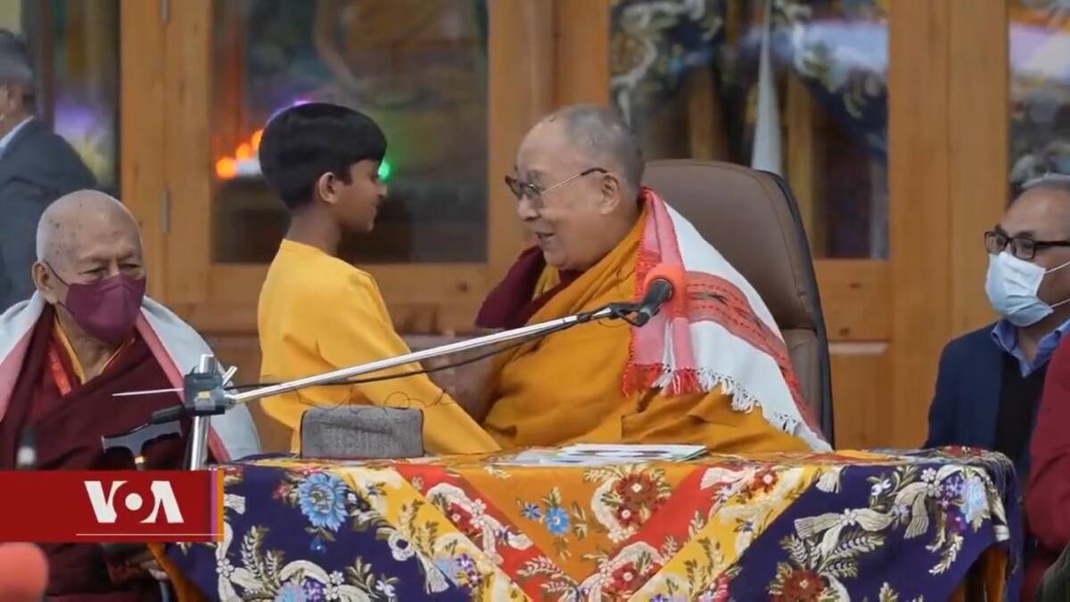 El Dalai Lama pidiendole un beso a un niño. Foto Twitter captura.
