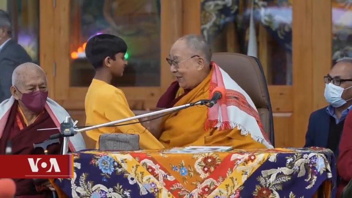 El Dalai Lama pidiendole un beso a un niño. Foto Twitter captura.