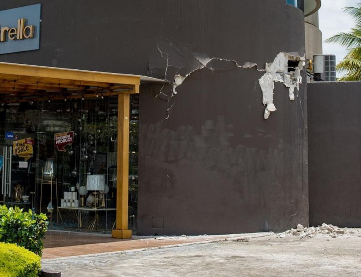 El daño que le provocó el sismo a un edificio en Perú. Foto: EFE.