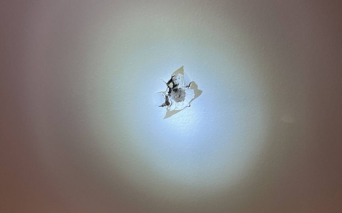 El daño que provocó el objeto espacial en una casa de Florida. Foto: X @TReporta.