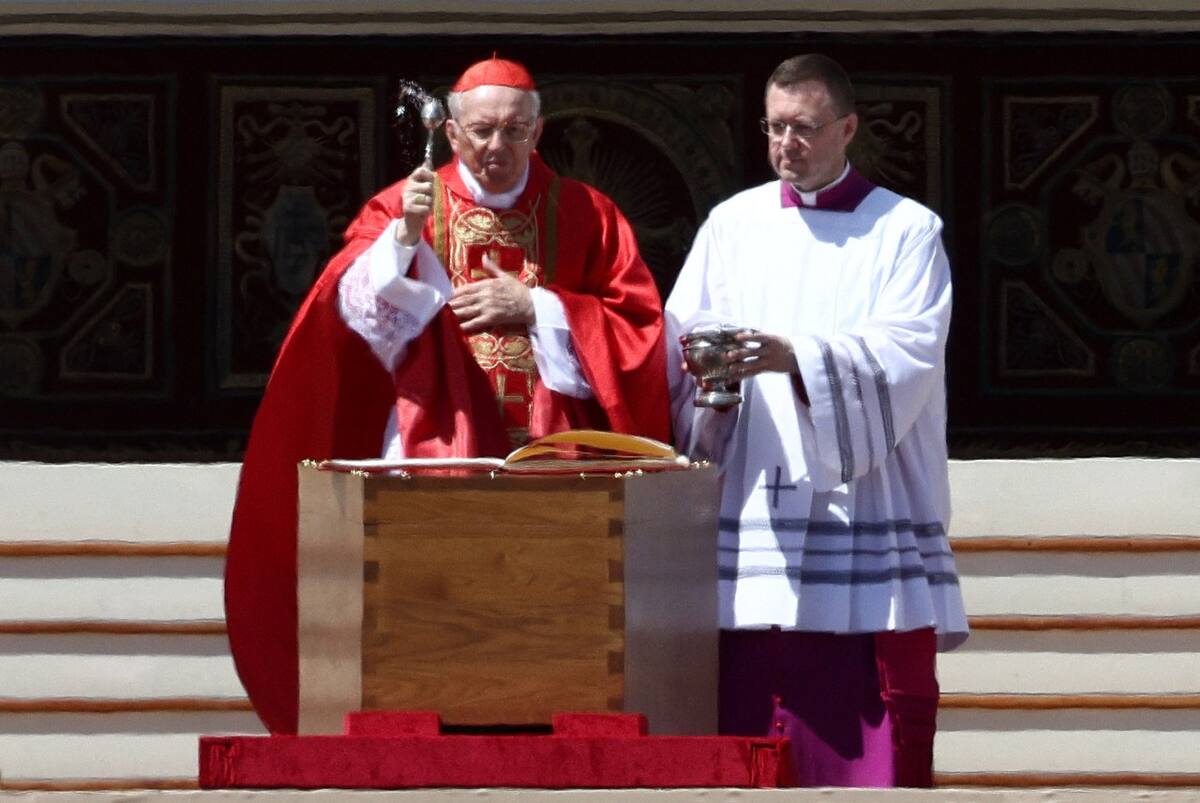 El decano del Colegio Cardenalicio, Giovanni Battista Re, quien preside el funeral del papa Francisco. Foto: Reuters/Guglielmo Mangiapane.