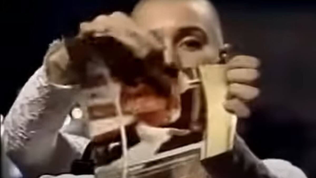 El día que Sinéad OConnor rompió una foto de Juan Pablo ll en vivo. Foto: captura de pantalla.