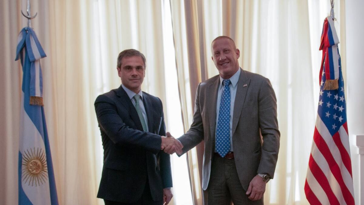 El director general de Aduanas, Guillermo Michel y David Magdycz, Deputy Assistant Director —Homeland Security Investigations. Foto: Aduana.
