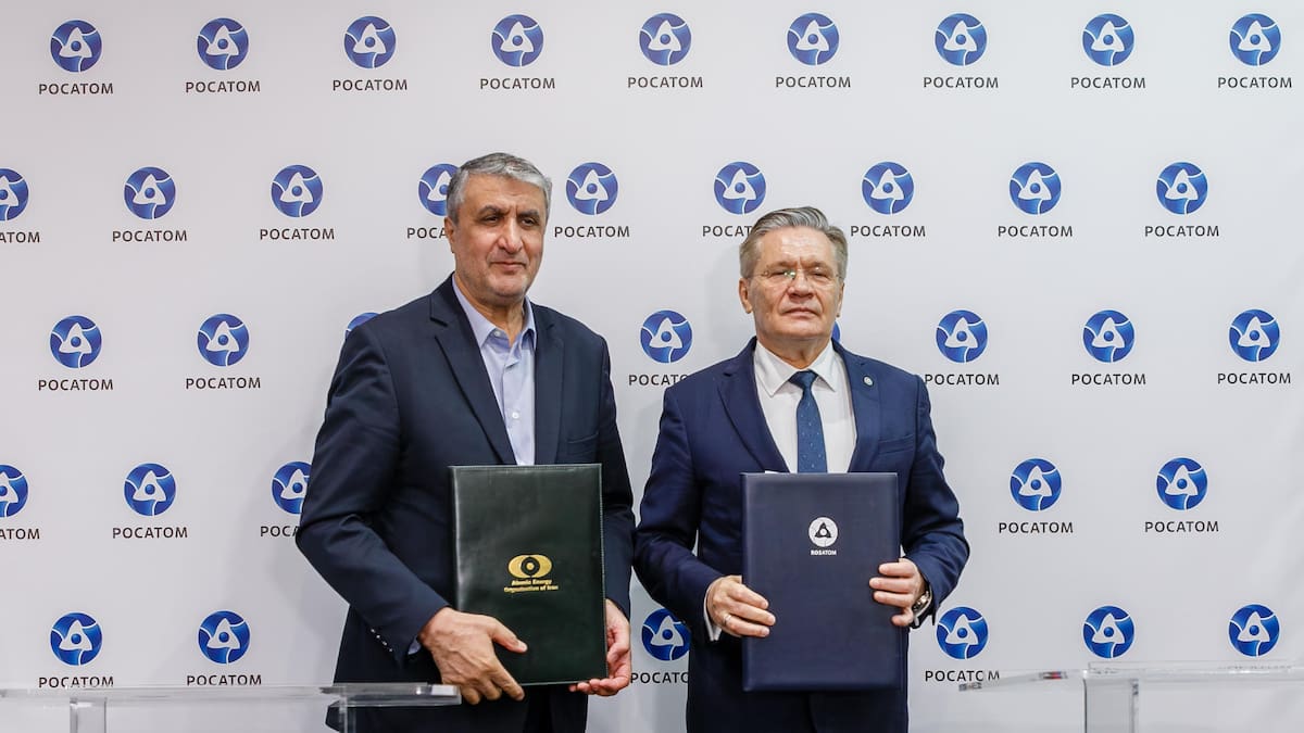 El director general de la agencia nuclear rusa Rosatom, Alexéi Lijachov (d), recibió este miércoles en Moscú al vicepresidente del país y presidente de la Organización de Energía Atómica de Irán, Mohammad Eslami.