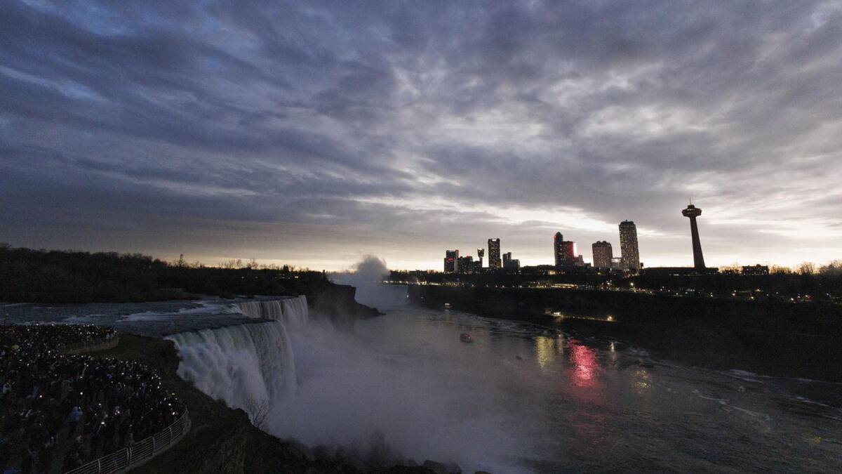 Las cataratas del Niágara se convirtieron en una fiesta tras la llegada del eclipse solar y su oscuridad absoluta