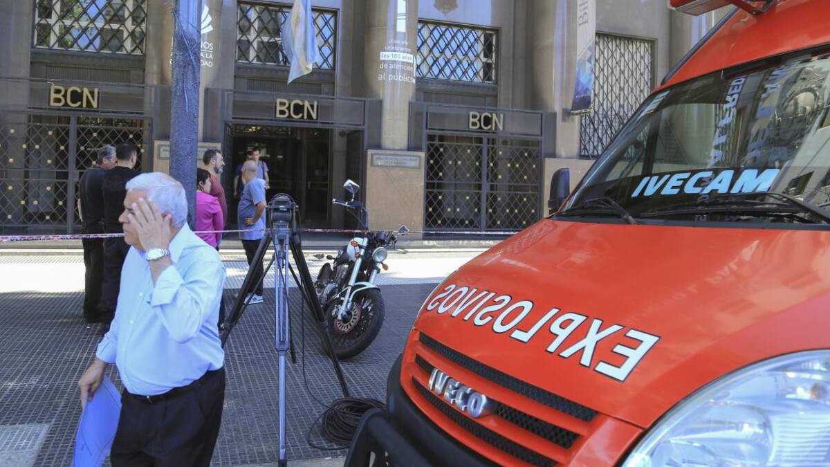 El edificio del Anexo del Senado de la Nación fue evacuado esta tarde tras el hallazgo de un artefacto sospechoso, NA