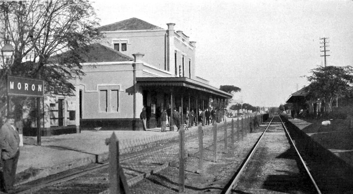 El edificio y andenes de la Estación Morón en 1910