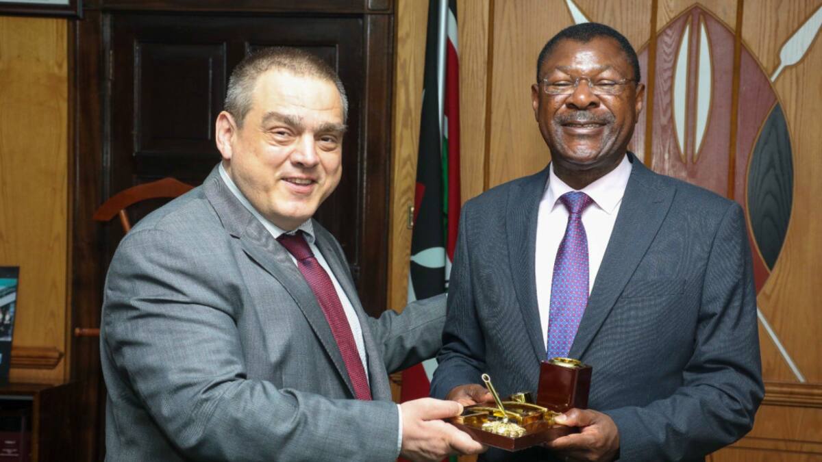 El embajador de Rumania junto al presidente de la Asamblea Nacional de Kenia. Foto: Twitter @HonWetangula