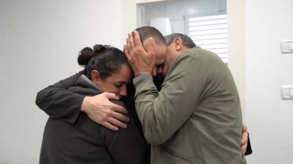 El encuentro entre Yarden Bibas y su familia tras ser liberado por Hamás. Foto: X/@VividProwess.