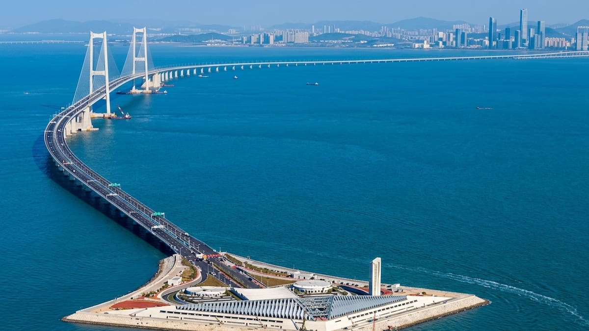 China y un hito de la infraestructura moderna: la megaautopista que combina puentes, túneles submarinos e islas artificiales