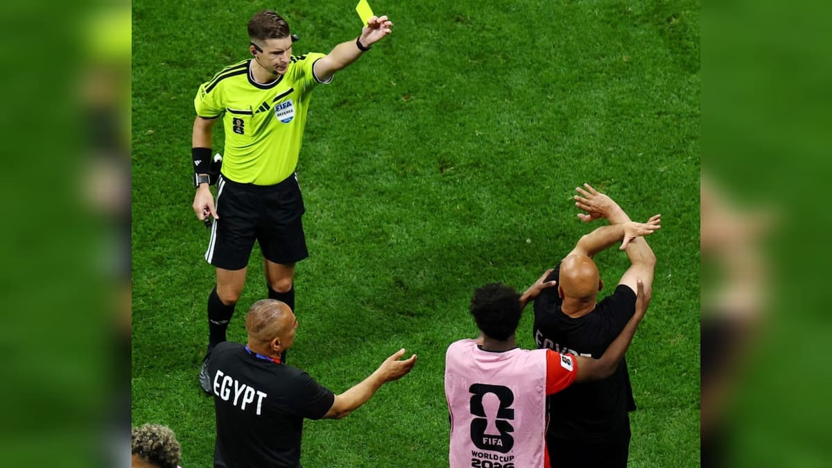 Qué significa el gesto de brazos “en X” que hizo el DT de Egipto ante Argentina: el protocolo FIFA que pocos conocen