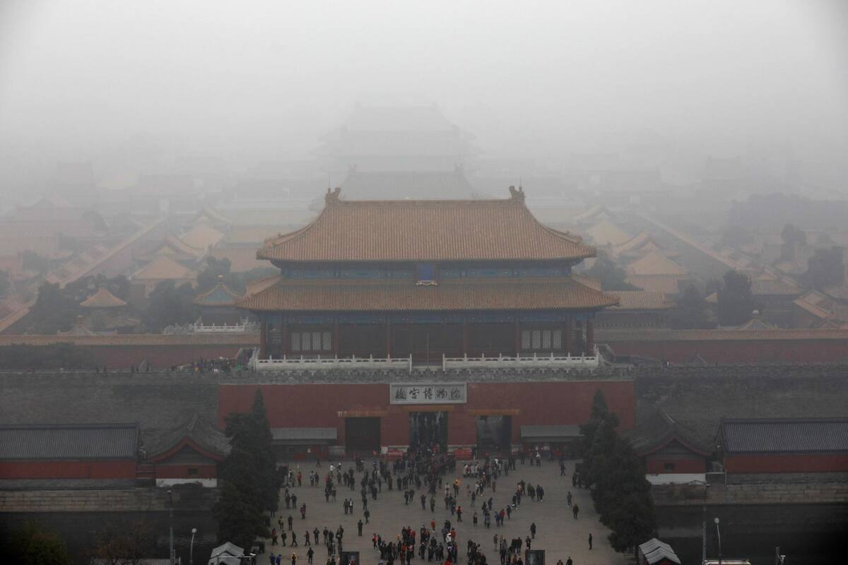 El "esmog" cae sobre la Ciudad Prohibida de Pekín (China). Foto EFE.