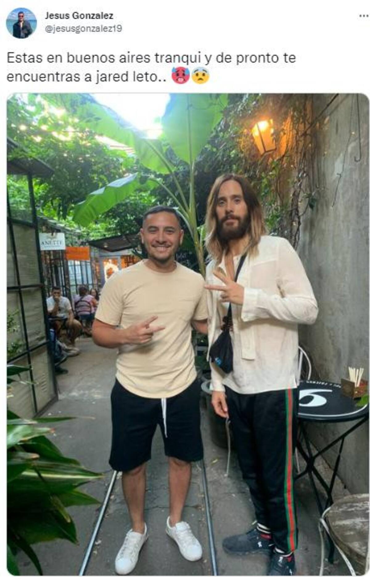 El fanático que se cruzó con Jared Leto. Foto: Twitter.