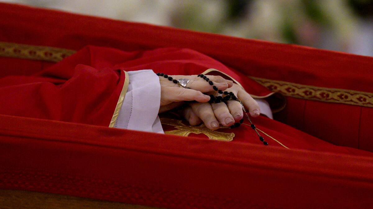 El féretro del papa Francisco en la residencia de Santa Marta. Foto: Reuters.