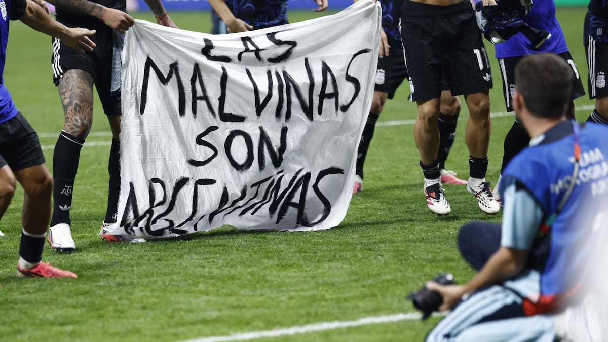 Malvinas: el gobierno de las islas se sumó al pedido de sanción contra la Selección Argentina por la bandera exhibida