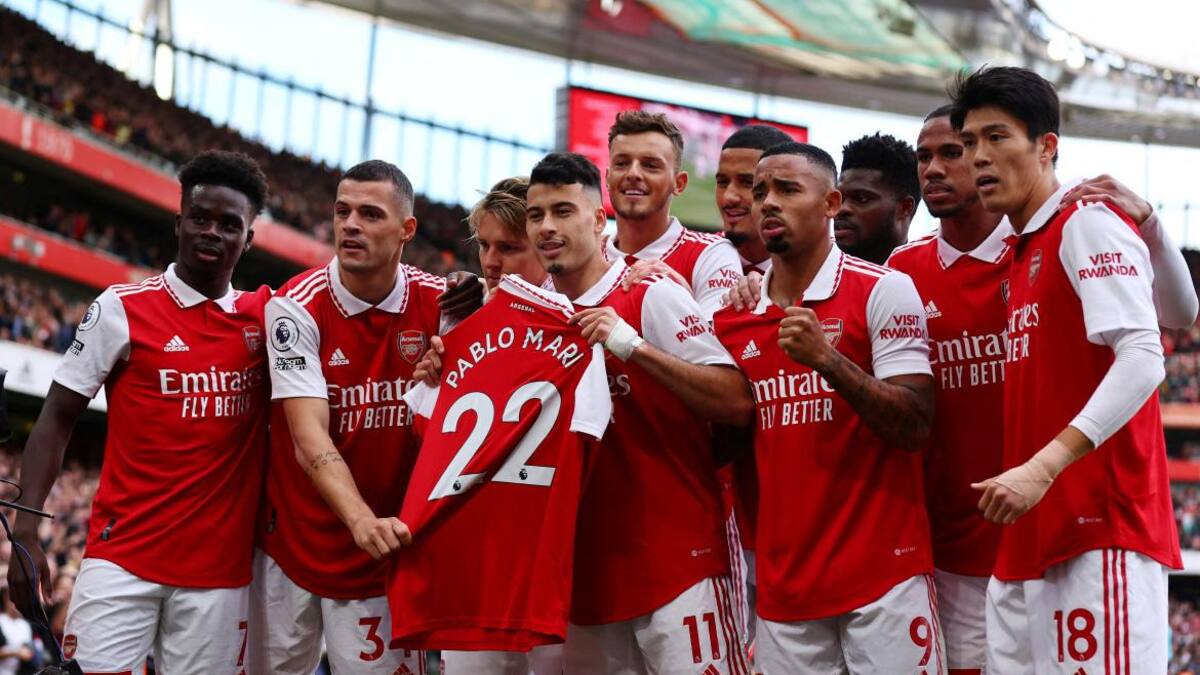 El festejo del Arsenal con apoyo a Pablo Marí. Foto: Reuters.