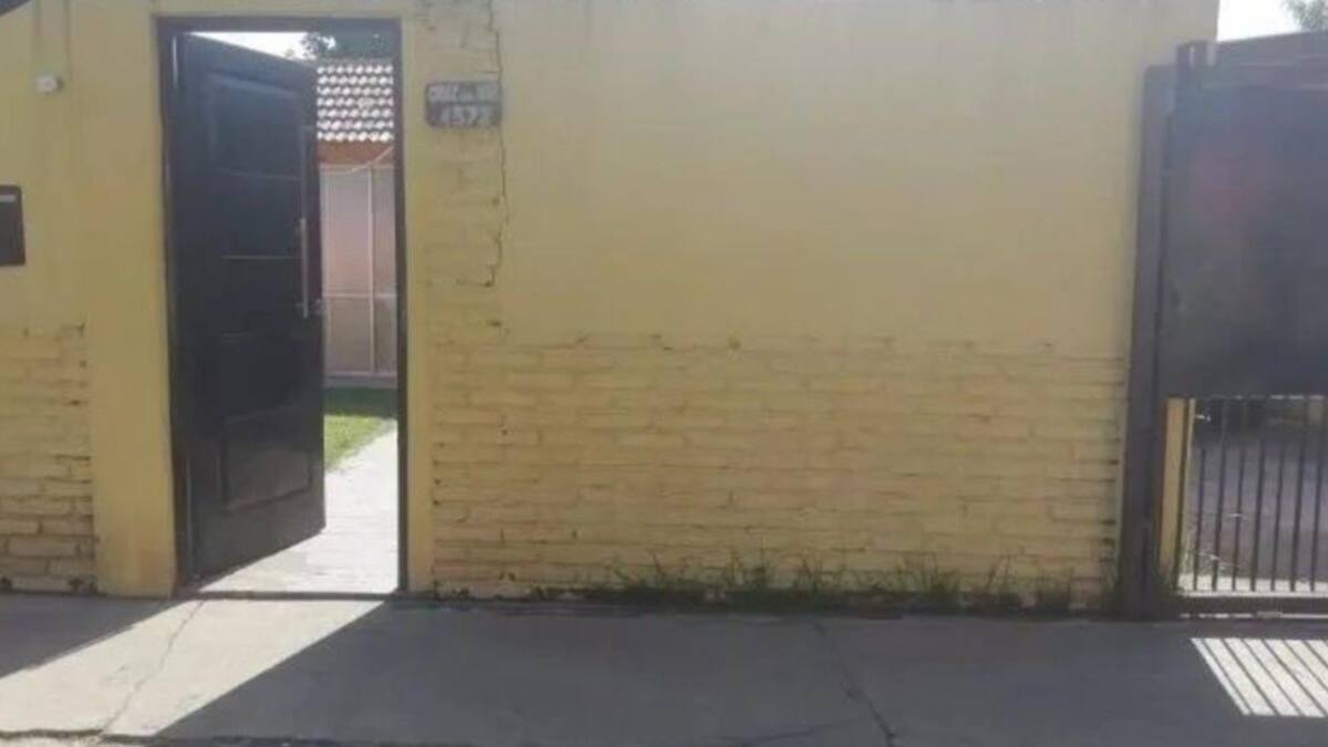 El frente de la casa en la que un hombre mató a su hija para defender a su nieta, Burzaco