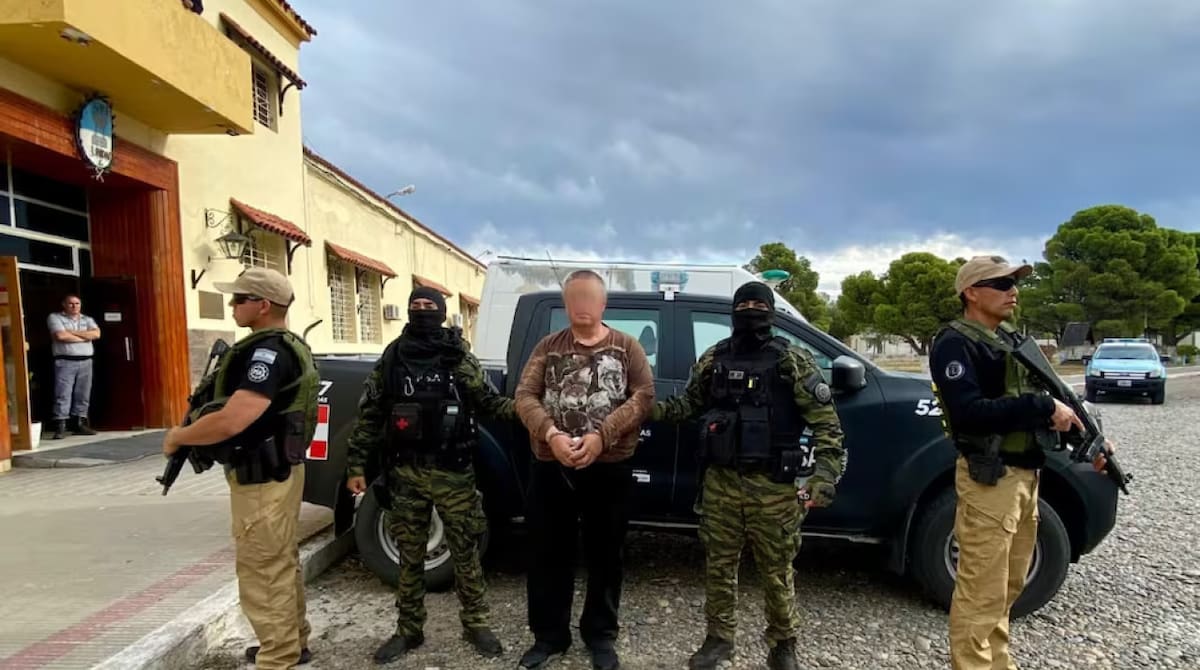 El fundador de Ashram Shambala, condenado en Rusia por abuso sexual, fue capturado en un operativo en los aeropuertos de Bariloche y Buenos Aires. Foto: Ministerio de Seguridad.