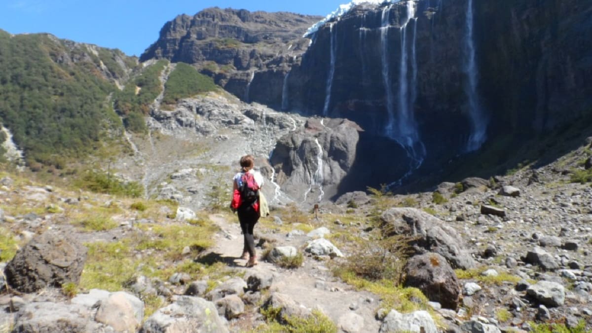 El glaciar secreto cerca de Bariloche que pocos conocen y tiene una impactante cascada que enamora a los turistas