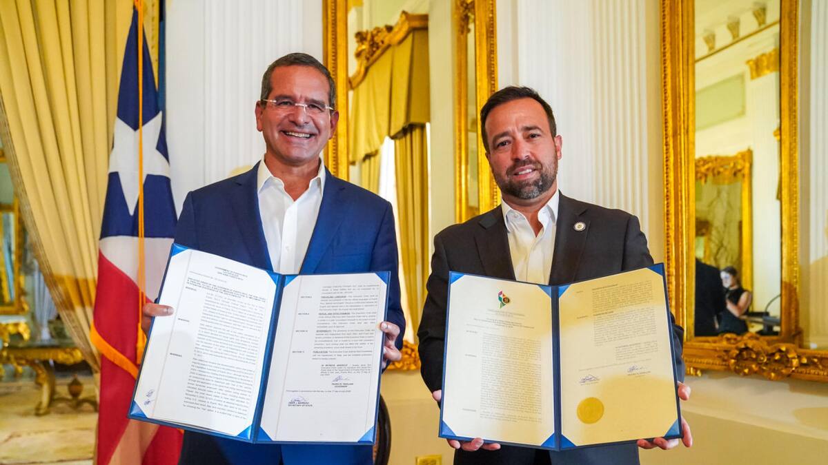 El gobernador de Puerto Rico, Pedro Pierluisi (i), posando junto al secretario de Estado, Omar Marrero, durante la firma de la Orden Ejecutiva (OE) 2024-016. EFE