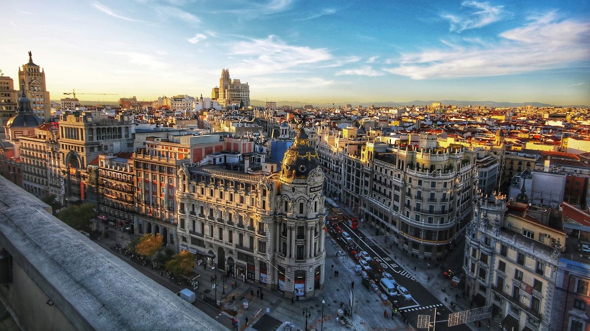 El gobierno de España aprobará un decreto para regular la situación de los inmigrantes ilegales.