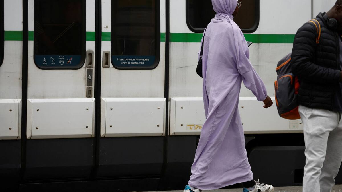 El gobierno francés prohíbe el uso del abaya en la escuelas. Foto: REUTERS