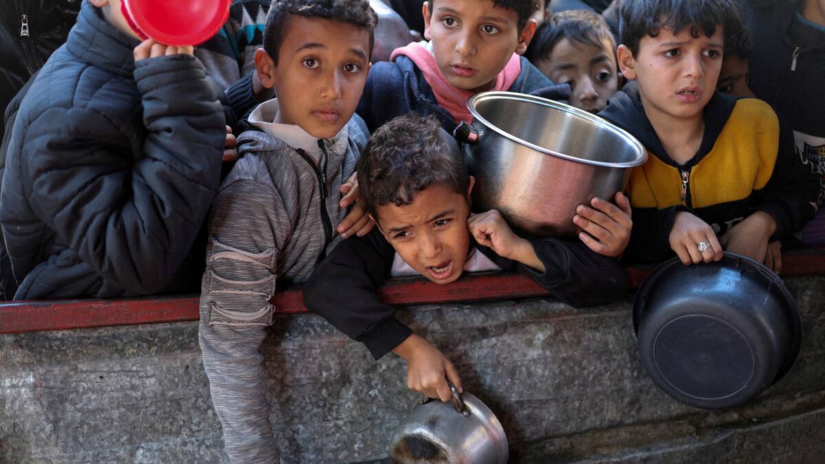 El hambre como "arma de guerra". Niños esperando comida en Gaza. Reuters