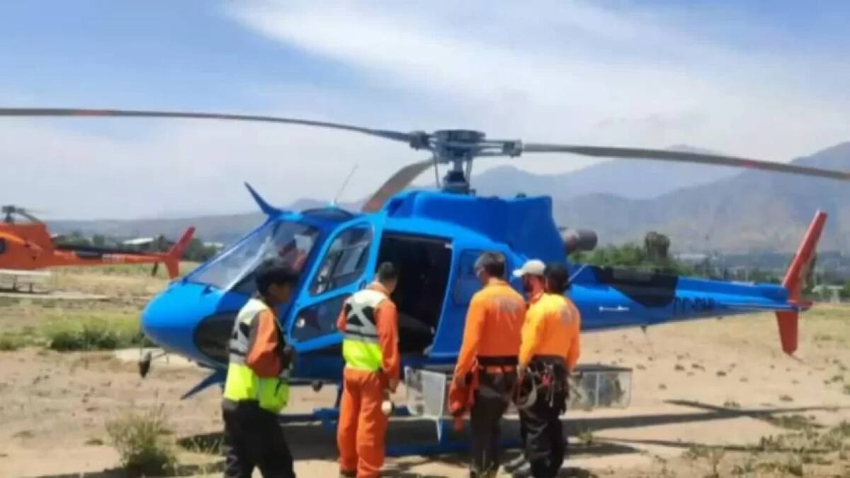 El helicóptero del Cuerpo de Carabineros de Chile que halló a los andinistas argentinos. Foto: NA.