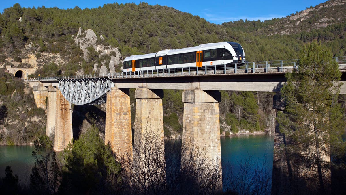 El histórico Tren dels Llacs, en Cataluña, España.