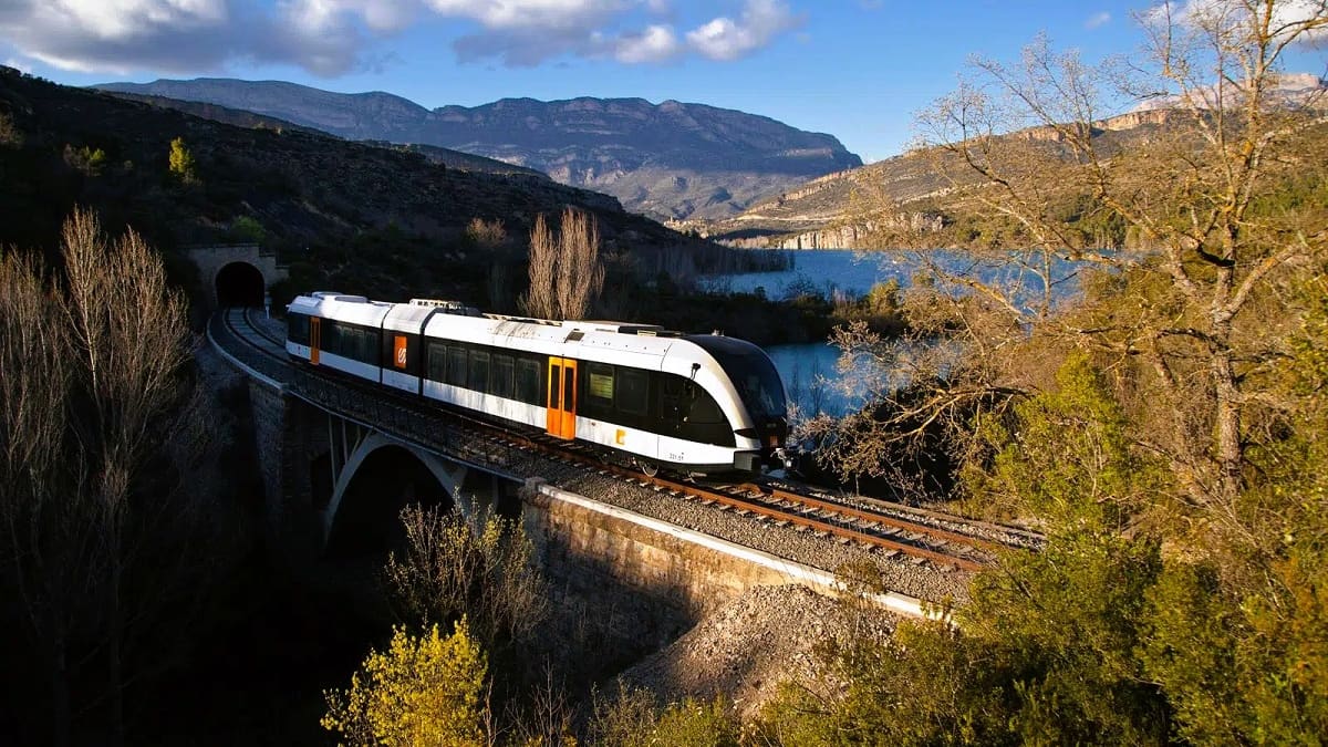 Un recorrido escénico en tren entre desfiladeros y lagos: la experiencia turística que enamora a los viajeros