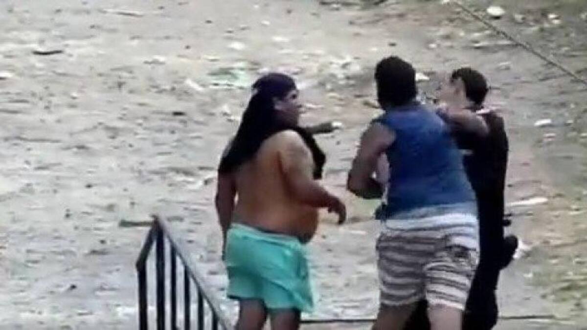 El hombre golpeó al agente y le fracturó la mandíbula. Foto: NA.