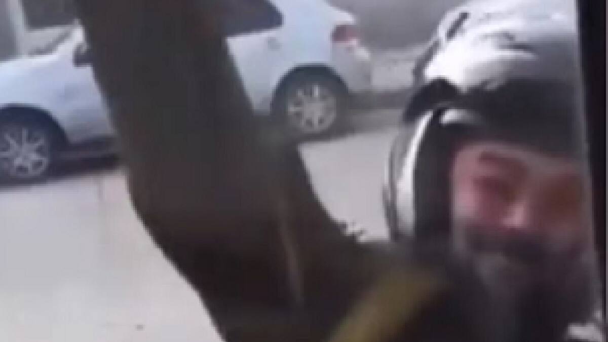 Violento ataque a golpes de un motociclista a un colectivo: le suspendieron la licencia de conducir