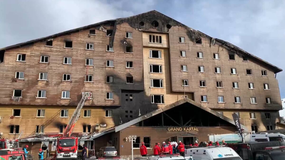 El hotel en Turquía que se incendió y hay decenas de muertos. Foto: Captura de video.