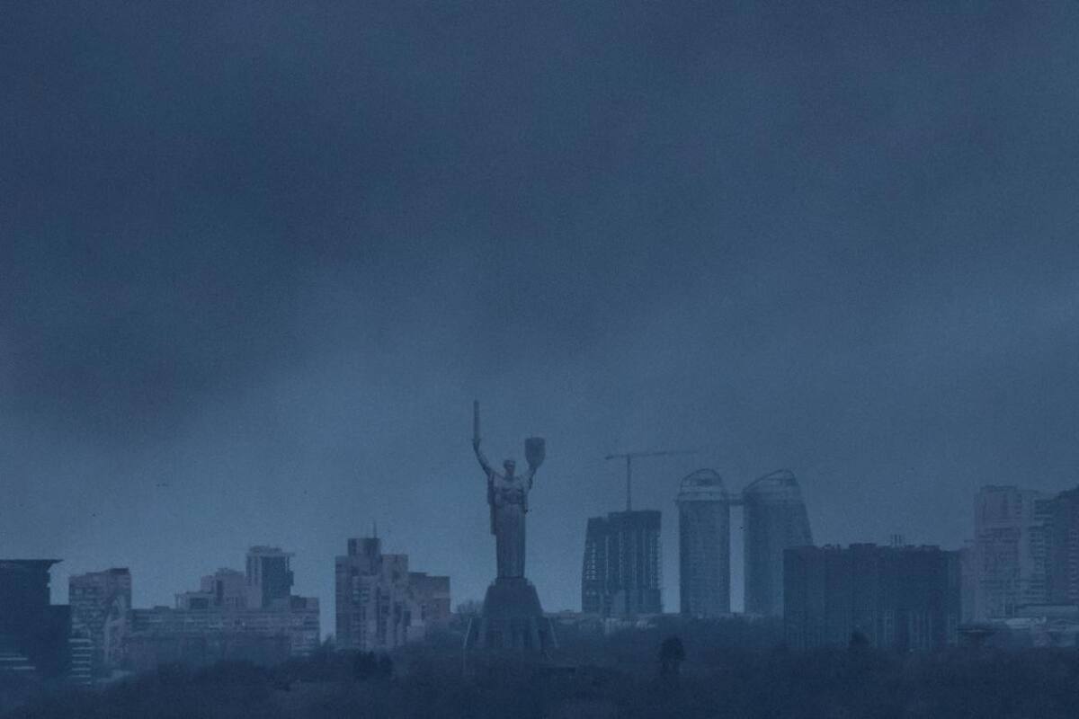 El humo en Kiev después de un ataque de misiles rusos. Foto: Reuters.