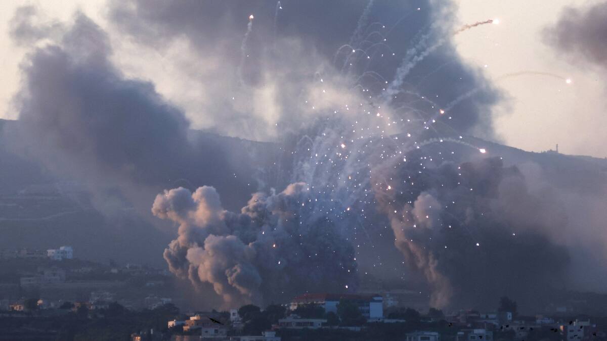 El humo se observa sobre el sur del Líbano tras los ataques israelíes. Foto: Reuters.