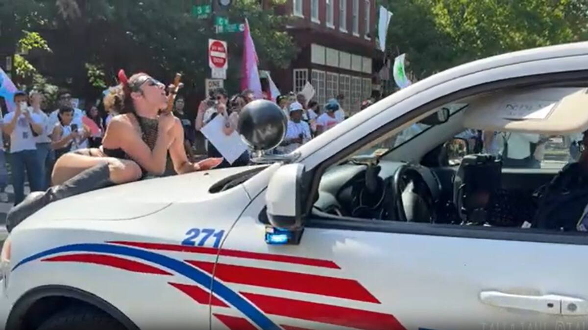 El impactante baile de una artista trans sobre un patrullero durante una marcha en Washington. Video: Storyfull