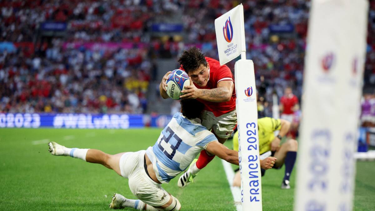 El impresionante tackle salvador de Moroni. Foto: NA.