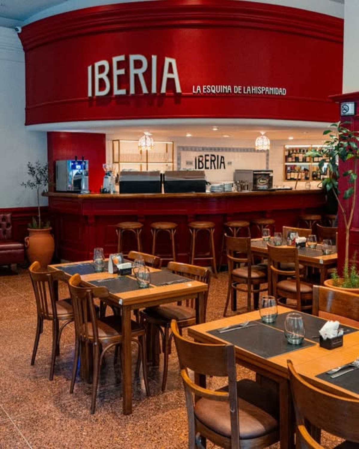 El interior del bar Iberia