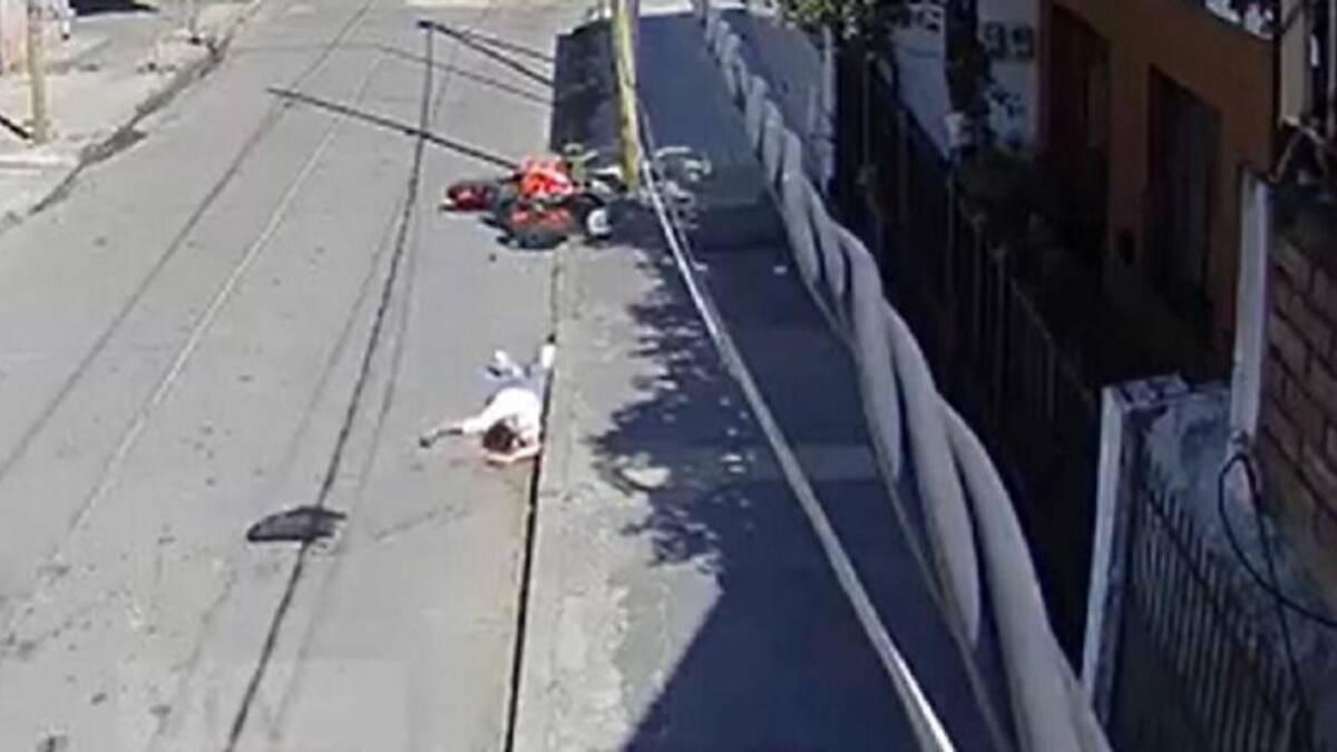 El joven quedó tirado en el asfalto. Foto: NA.