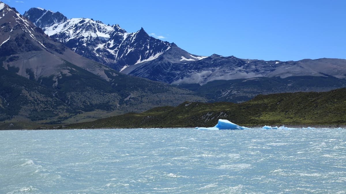 El lago más profundo de América está en Argentina: el abismo oculto de 900 metros en la Patagonia