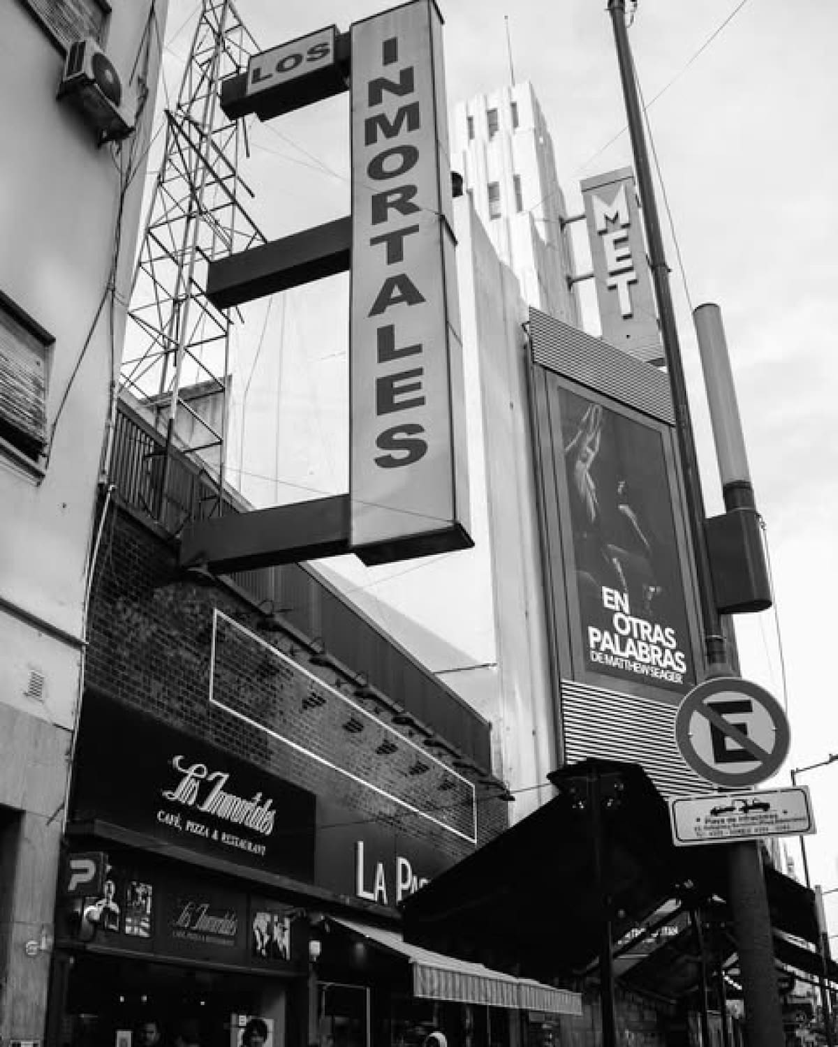 El local de Los Inmortales sobre Avenida Corrientes. Foto: Instagram @losinmortalespizza