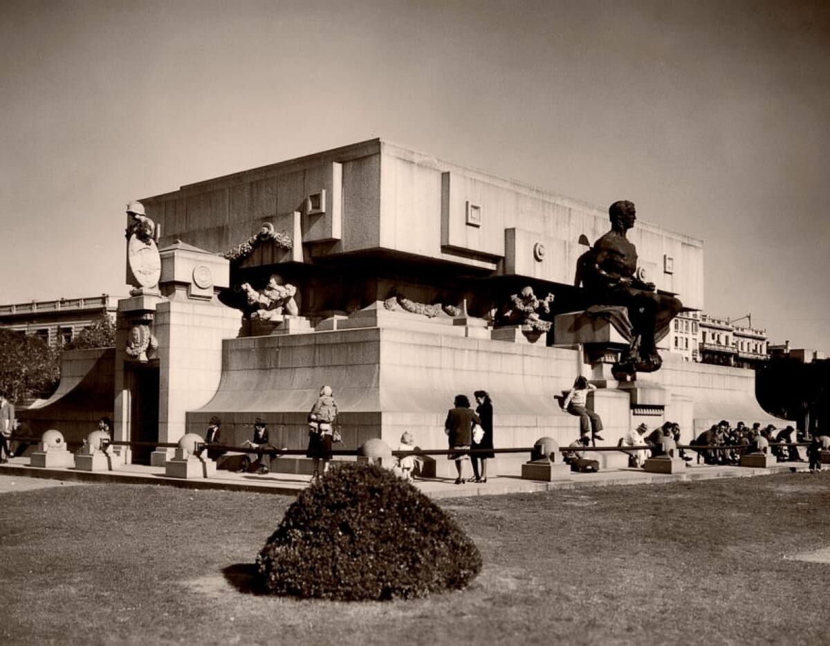 El mausoleo años antes. Foto: AGN