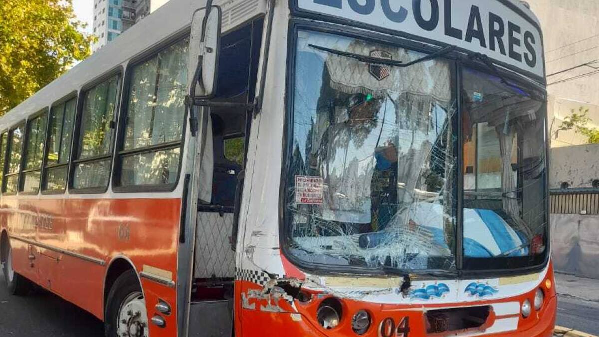 El micro escolar después del choque con un camión. Foto: x gloriallopiz.