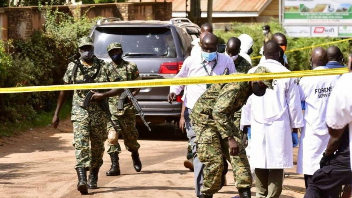 El ministro de Transporte de Uganda sobrevivió a un tiroteo en el que mueren su hija y su chofer
