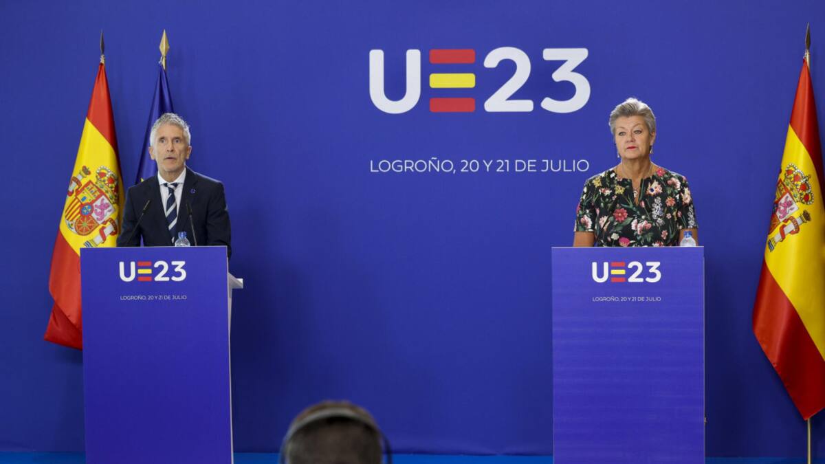 El ministro del Interior español, Fernando Grande-Marlaska, junto a la comisaria de Interior de la Unión Europea, Ylva Johansson. Foto: EFE.