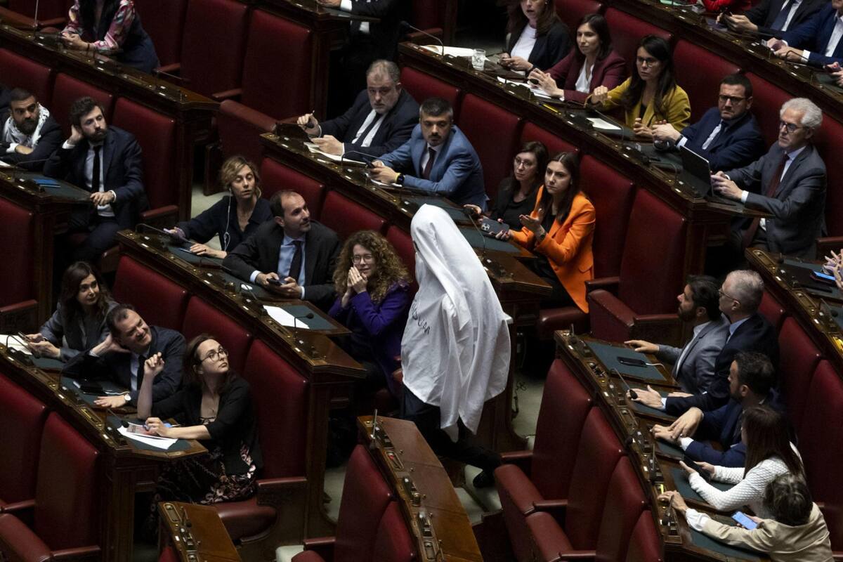 El momento de la aparición del parlamentario italiano vestido de fantasma. Foto: EFE/Massimo Percossi.