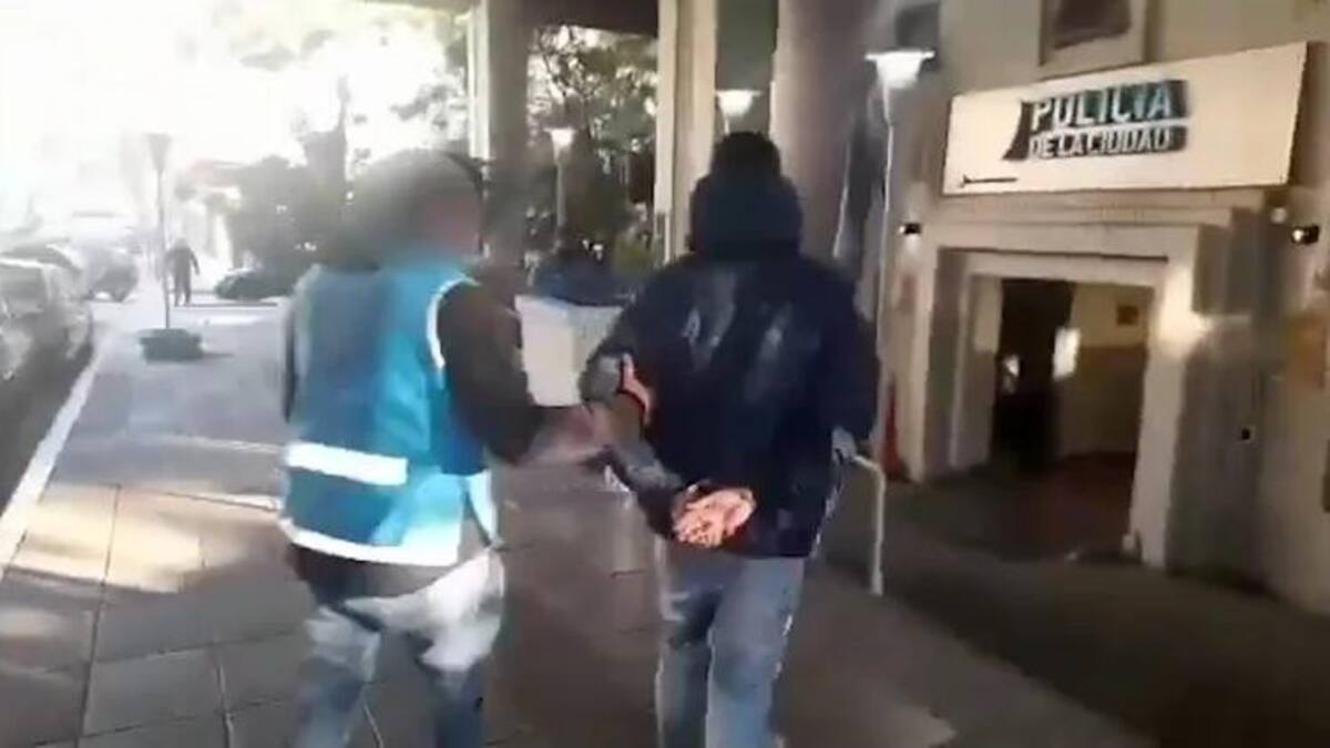 El momento de la detención del sospechoso. Foto: Twitter.