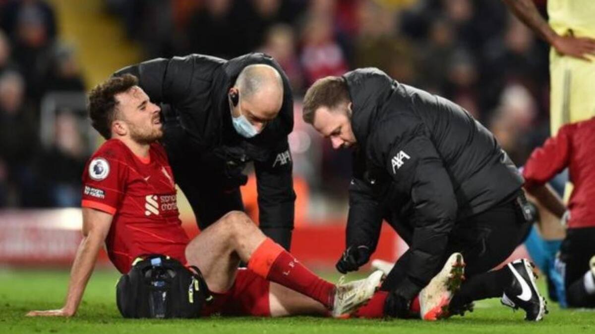 El momento de la lesión de Jota para Liverpool. Foto: NA